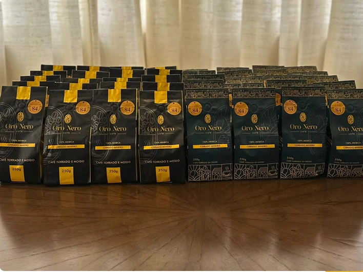 Uma seleção de cafés Oro Nero em grãos e moídos