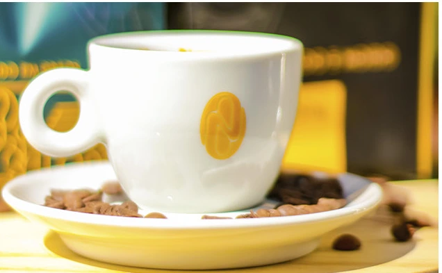 Xícara Oro Nero com café, em um momento de pausa